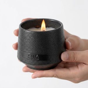 شمع معطر شومینه گرم CITTA – رایحه شاه بلوط دودی و وانیل با فتیله چوبی ترقه، شیشه سرامیکی مشکی مات 360 گرمی، دکوراسیون خانه دنج زمستانی
