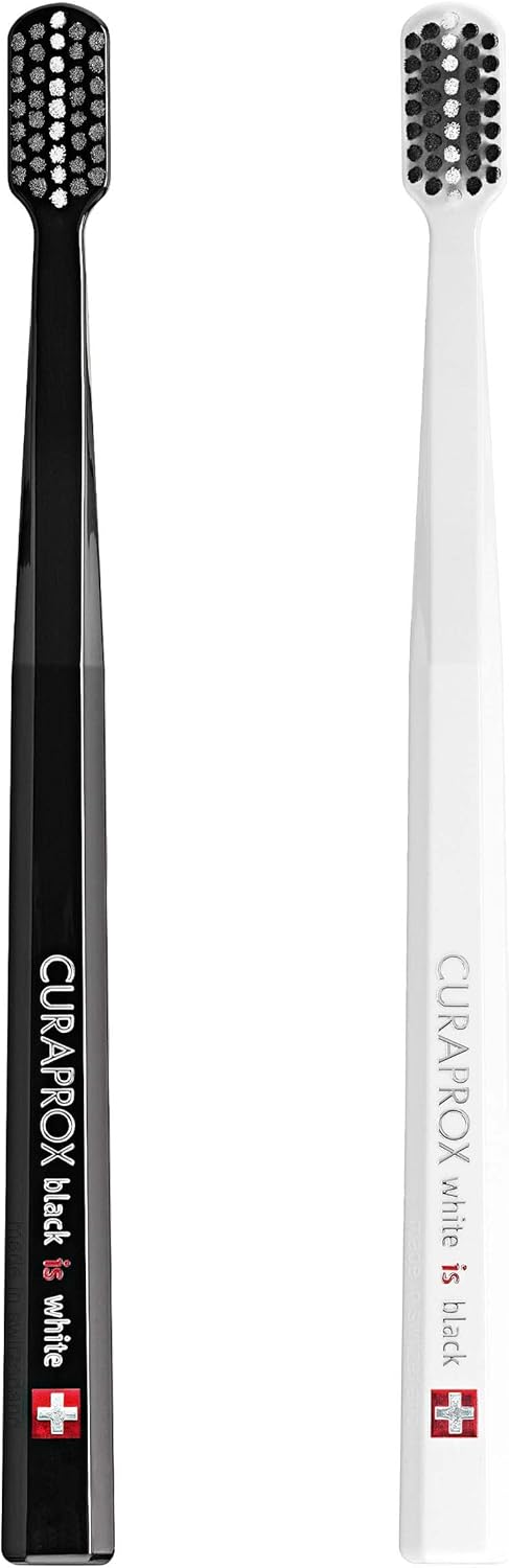 Curaprox Black بسته 2 عددی مسواک سفید است، مسواک فوق نرم، حذف پلاک، جفت با مشکی، خمیر دندان سفید کننده فلوراید سفید، برس های تزریق شده با کربن فعال
