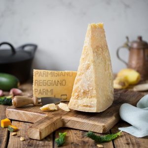 Parmigiano Reggiano DOP 36 ماه 2.2 پوند (1 کیلوگرم) – تنها پارمزان – EMILIA FOOD LOVE با عشق انتخاب شده در ایتالیا